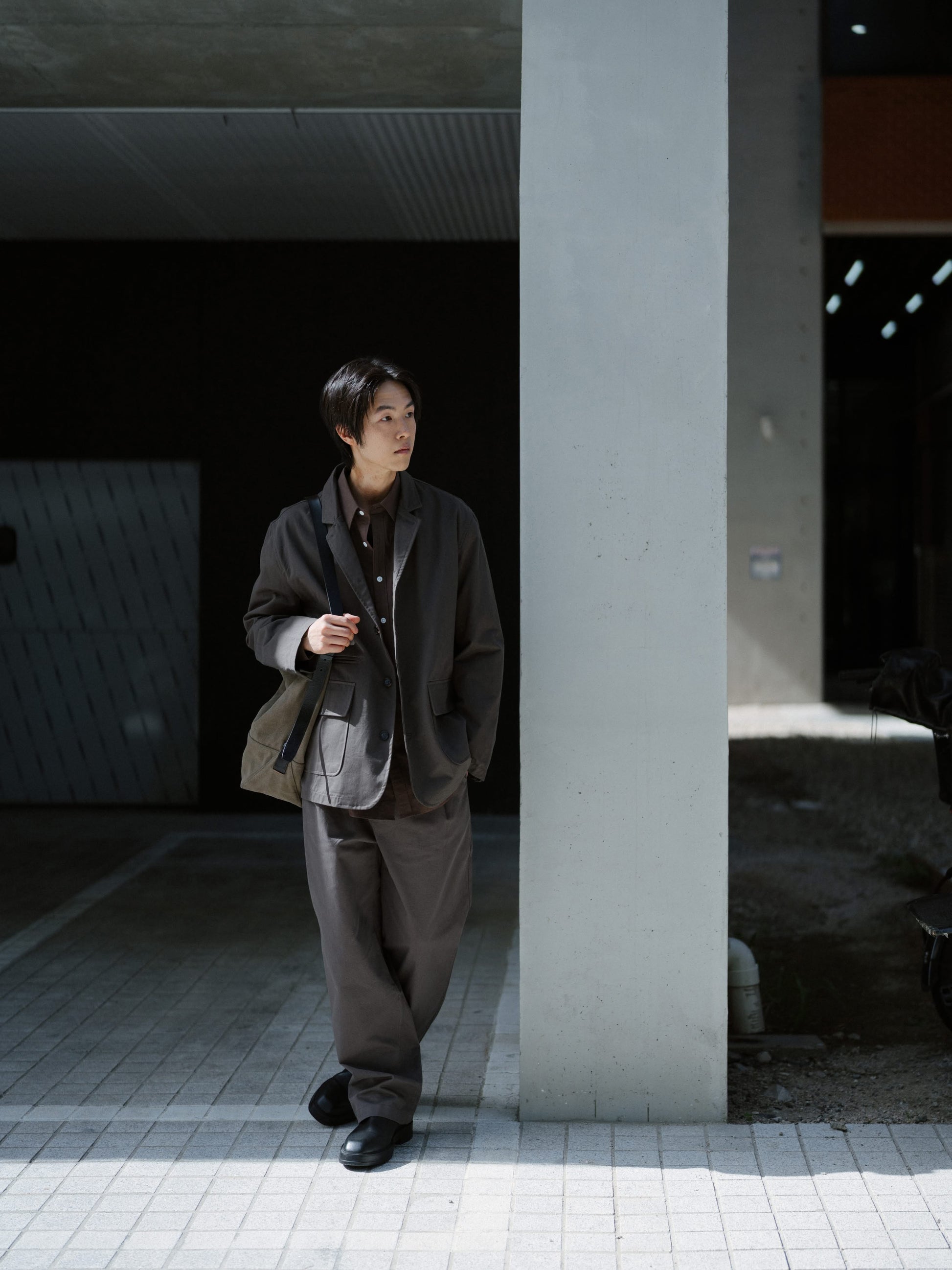 City Worker Pin-tuck Trouser (Ash Brown)