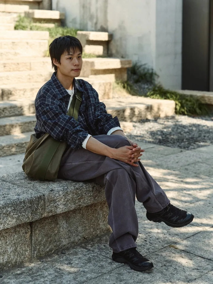 

陽光與樹蔭之間的格紋襯衫與紫色丹寧 — 2
