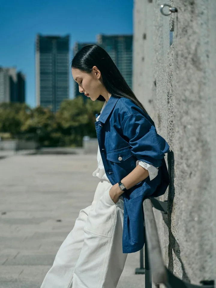 藍天，與藍色工作外套 — 3