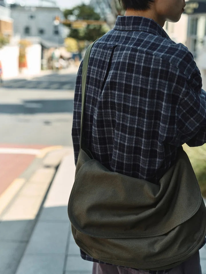 

陽光與樹蔭之間的格紋襯衫與紫色丹寧 — 6